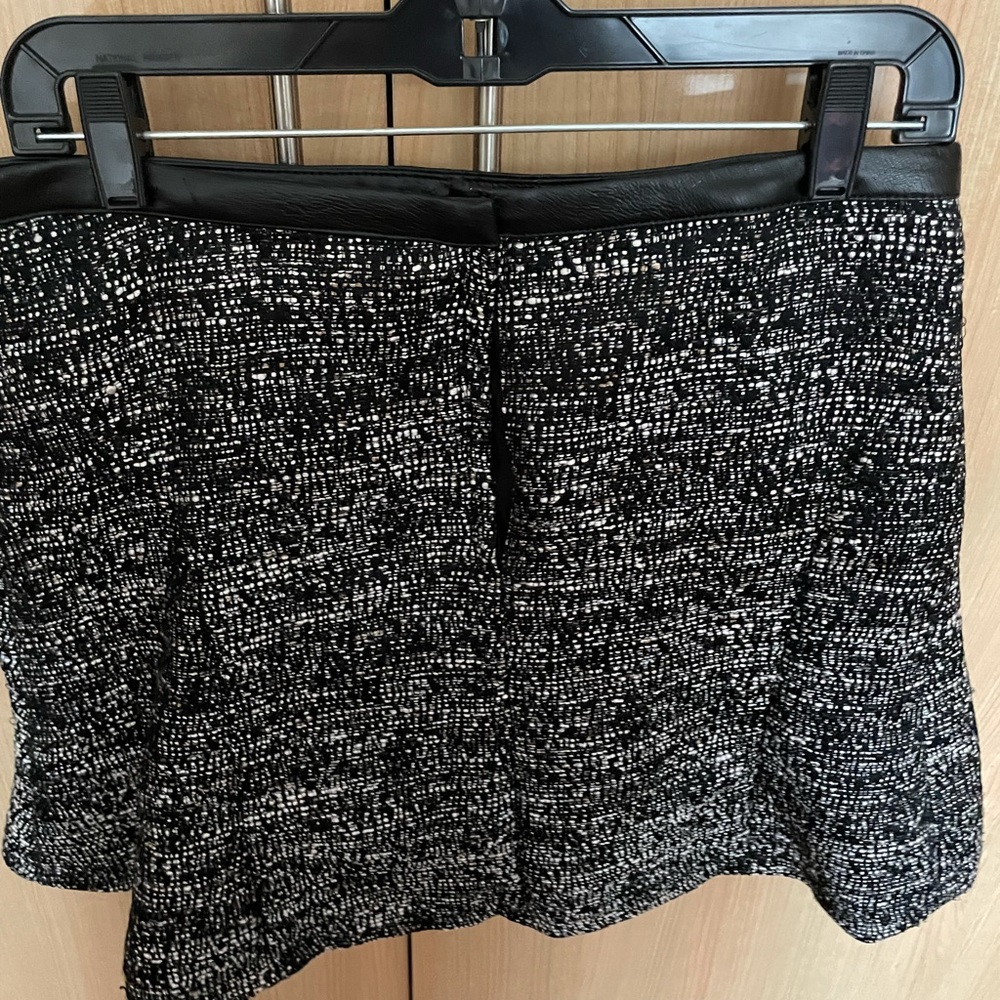 Tweed Skirt with leather trim